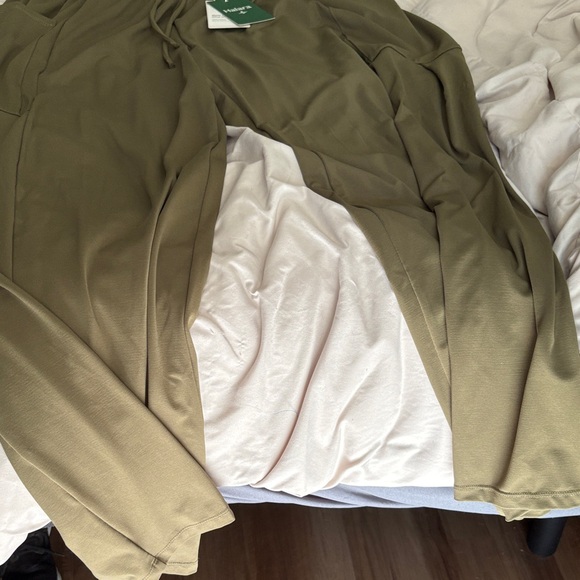 HALARA Women’s Khaki Cargo Pants - Picture 4 of 5
